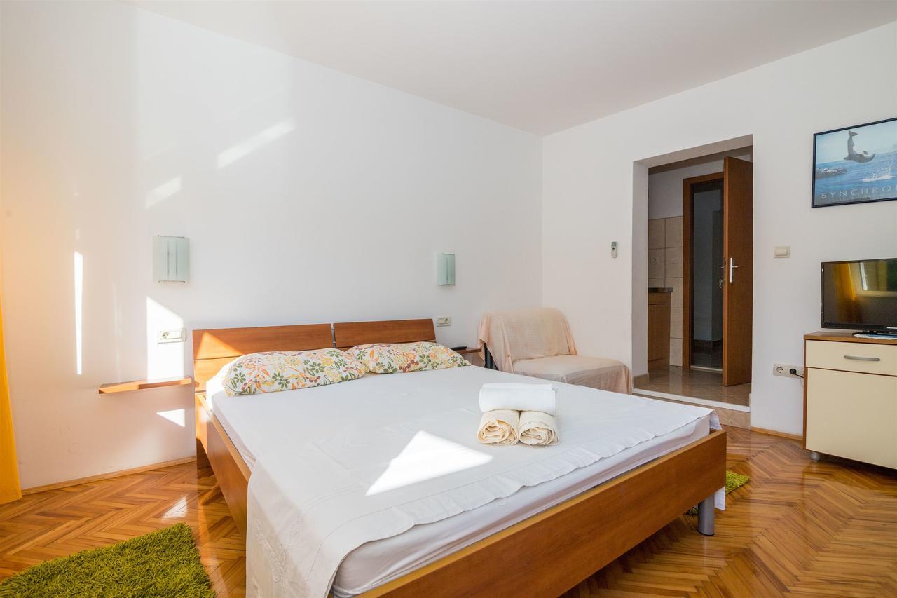 Apartments Antonija Дрвеник Екстериор снимка